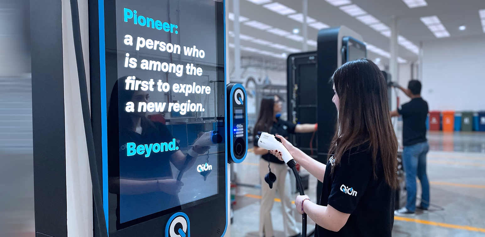 QiOn XStation charging facility in Puebla at night