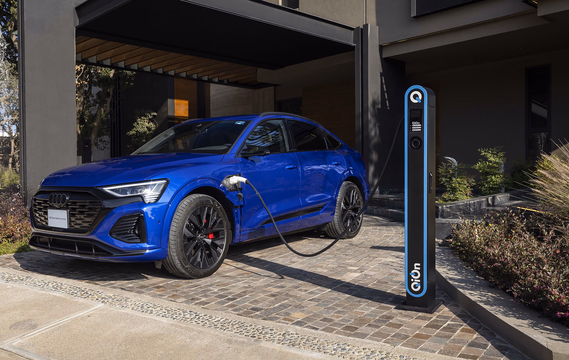 QiOn STYLO UP elegant AC outdoor charger