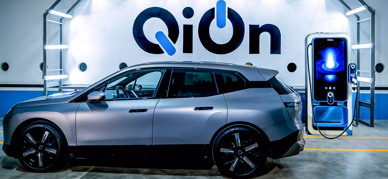 BLADE indoor installation with screen