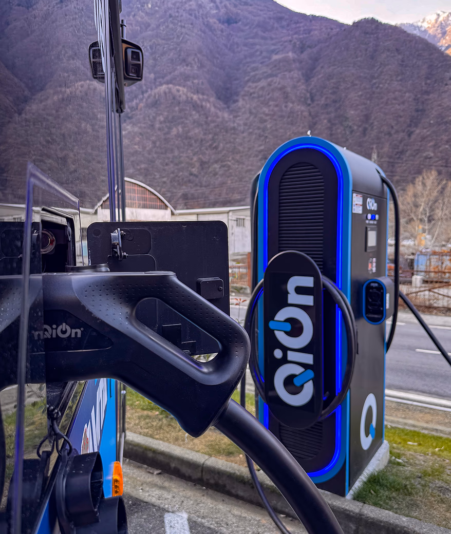 QiOn E‑Dock mooring pole charger