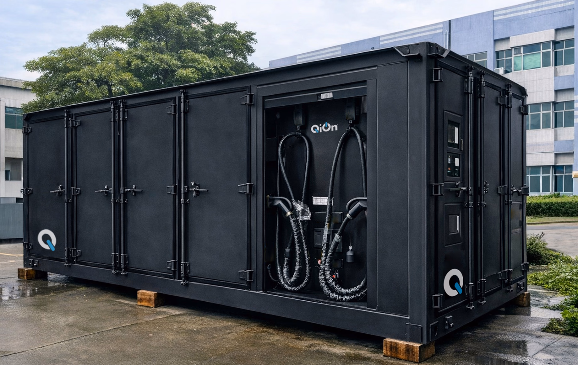 MEGABRIQ 2 MWh truck at construction site