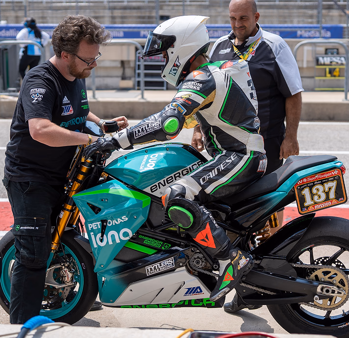 QiOn mobile charger for motorsport