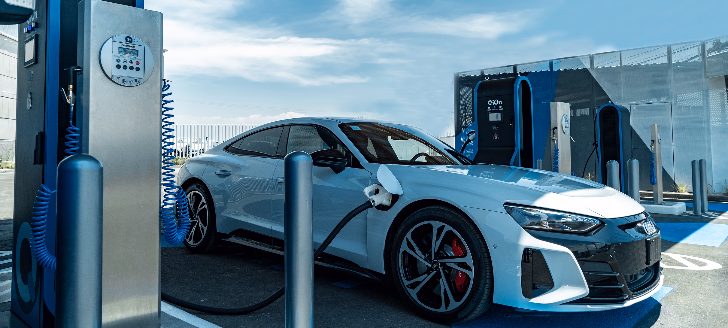 QiOn charging station with electric vehicles