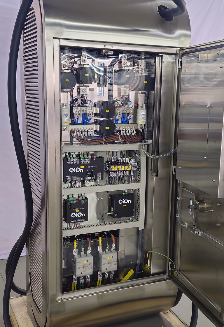 MAVERIQ IP66 nautic desert grade render